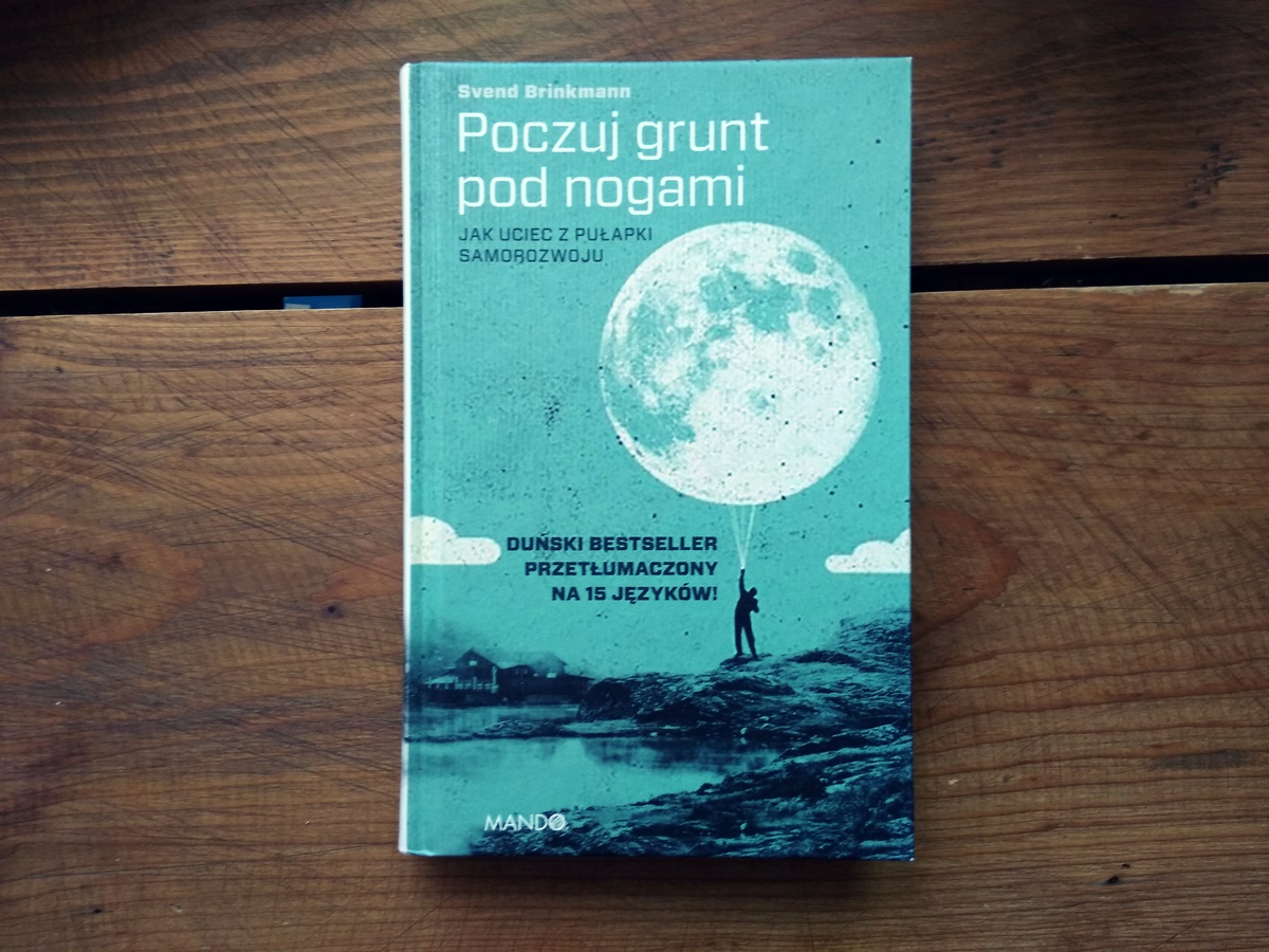 grunt pod nogami
